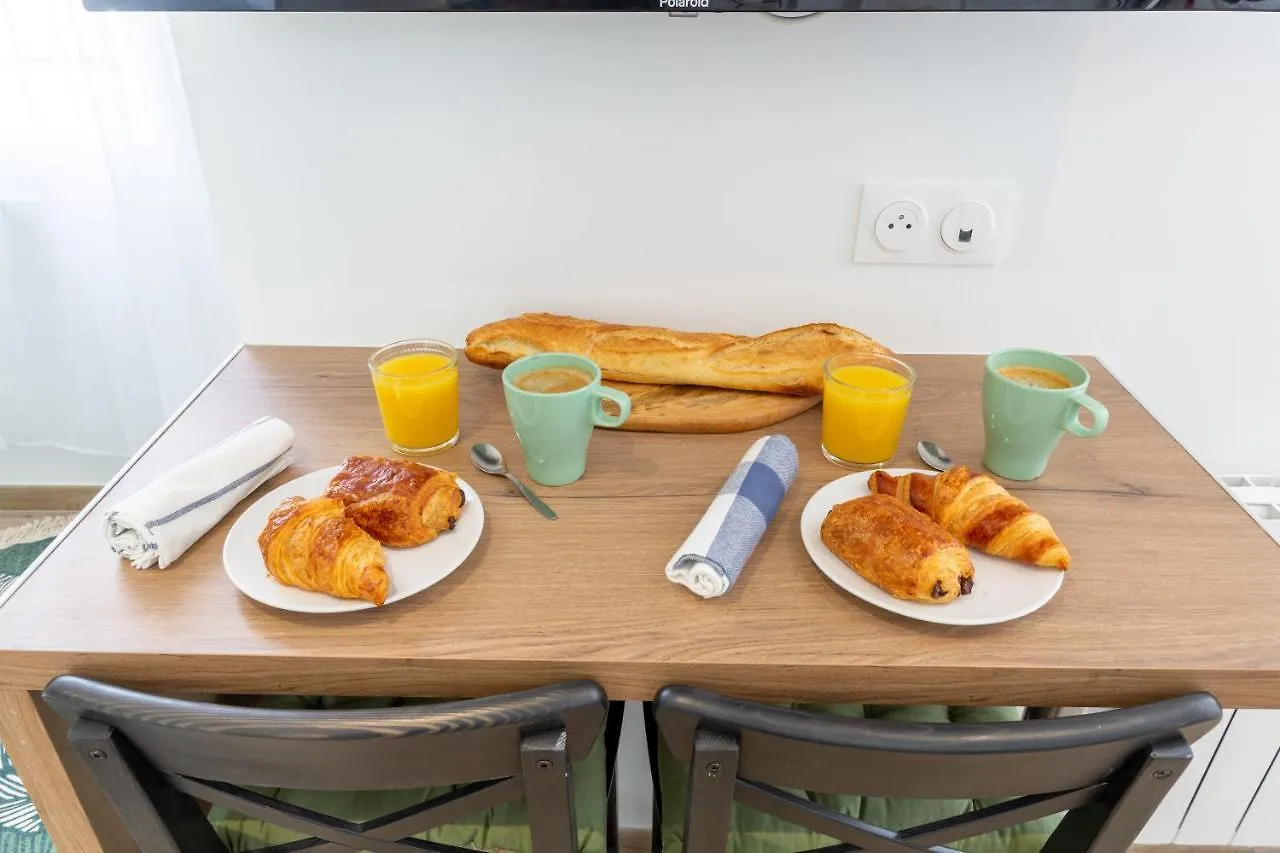 Pierres Noires - Coup de coeur : studio neuf et cosy, proche centre-ville et Fac / stationnement gratuit / 100m du bus Brest 0*,  France